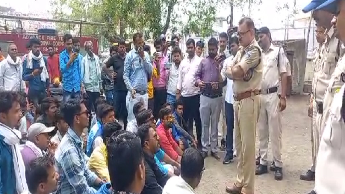 अस्पताल में भर्ती मरीज के परिजनों से मारपीट: विरोध में भीम आर्मी ने किया थाने में प्रदर्शन, दोषियों पर कार्रवाई की मांग