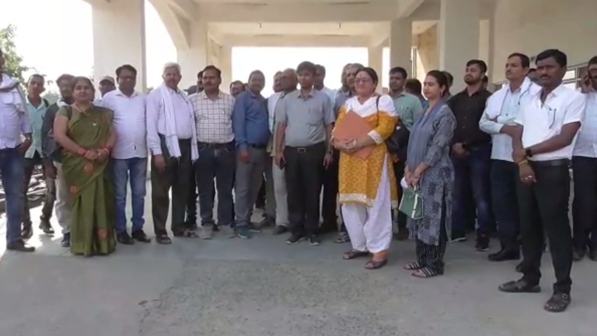 DPC के खिलाफ कर्मचारियों ने खोला मोर्चा: मानसिक रूप से प्रताड़ित और भद्दी-भद्दी गालियां देने का लगाया आरोप, पहुंचे कलेक्ट्रेट   