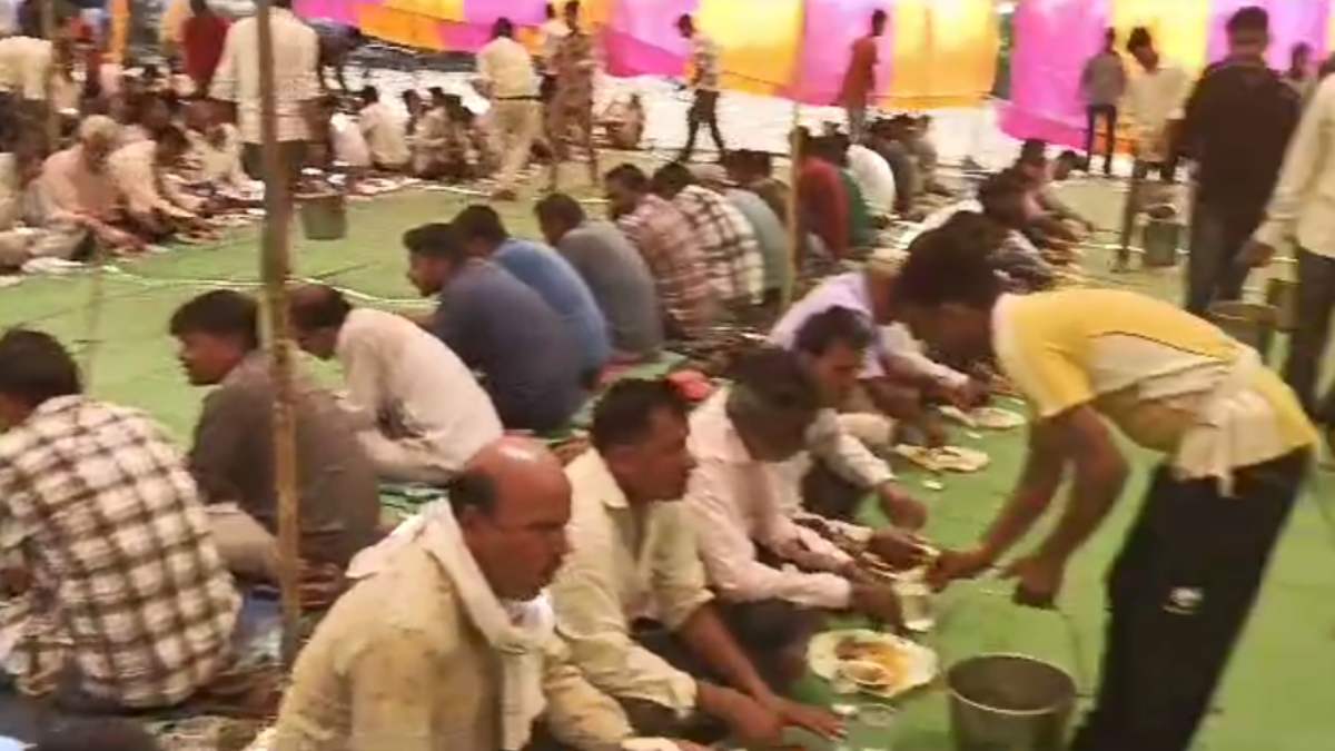 भंडारे में भेदभाव: दलित और स्वर्ण के लिए अलग-अलग लगे टेंट, दलितों ने लगाए संविधान बचाओ के नारे, पुलिस बोली- छुआछूत जैसी कोई बात नहीं