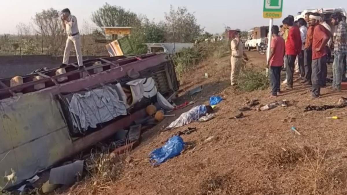 शिवपुरी में छात्रों से भरी बस पलटी, 2 की मौत: ग्वालियर से शाजापुर वनवासी लीला करने जा रहे थे बच्चे, सभी इस जिले के निवासी
