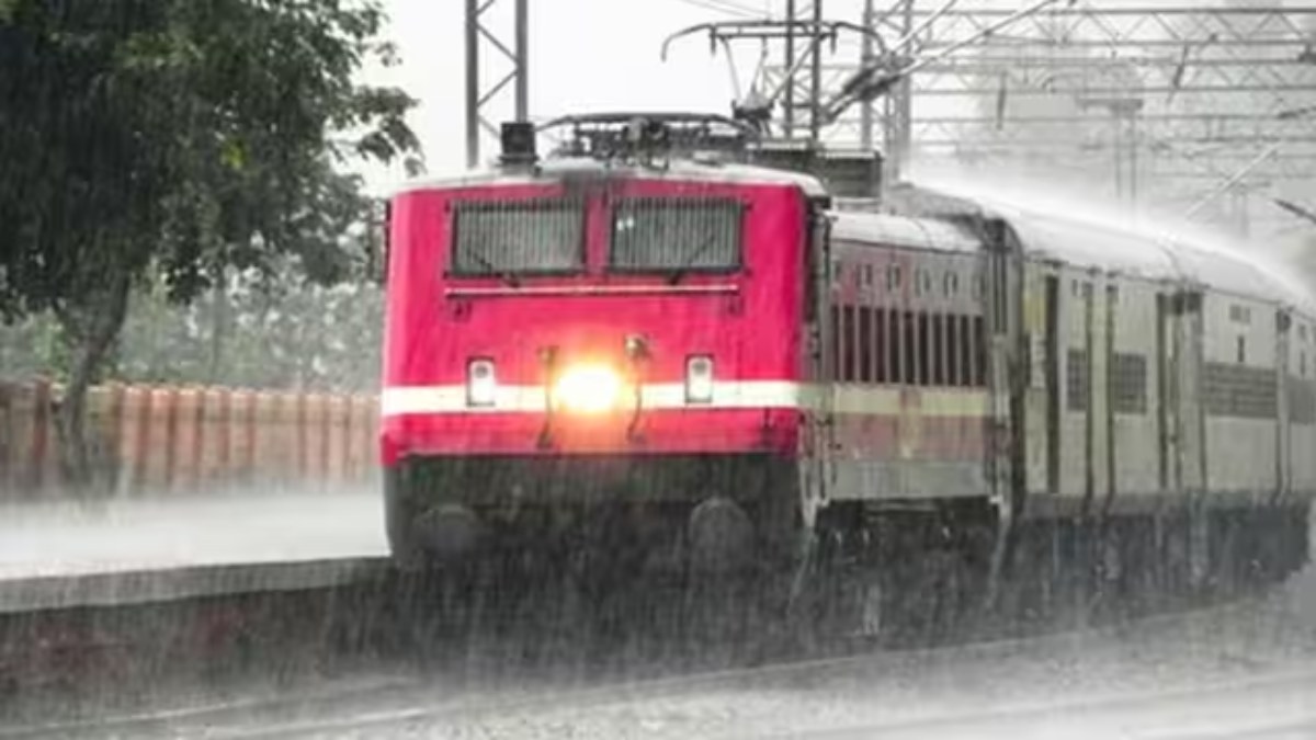 MP: बारिश के कारण रेलवे ट्रैक की बही मिट्टी, नरसिंहपुर-करेली रेलखंड से गुजरने वाली दर्जन भर से ज्यादा ट्रेनें हुई प्रभावित