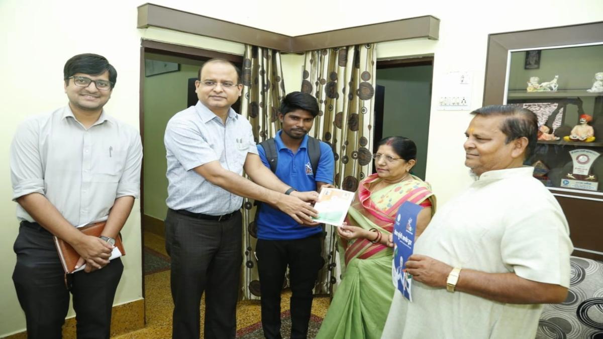 कलेक्टर तारन प्रकाश सिन्हा बने मितान, हितग्राही के घर पहुंचकर सौंपा राशन कार्ड, लाभार्थी ने कहा- सोचा नहीं था कार्ड लेकर खुद आयेंगे कलेक्टर