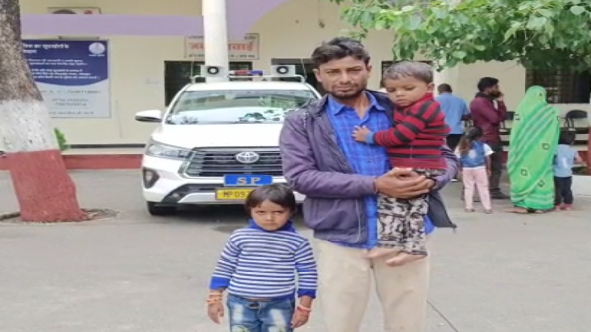 सेल में खरीदारी करते वक्त पत्नी लापता: रोते-बिलखते बच्चों के साथ खोज रहा पति, फोन छीनकर पुलिस ने बंद कराई CM हेल्पलाइन शिकायत