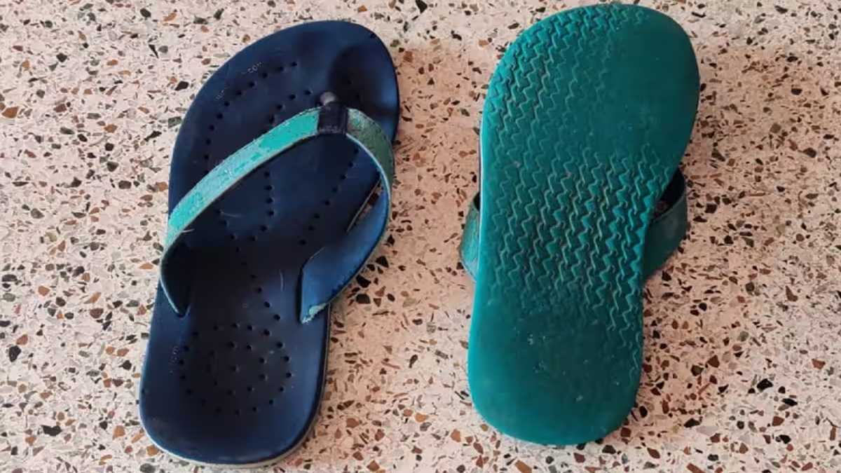 घर में चप्पल उल्टी पड़ी हो तो उसे तुरंत करें सीधा, वरना आएगी परेशानियां, इस दिशा में ना रखें जूते-चप्पल…