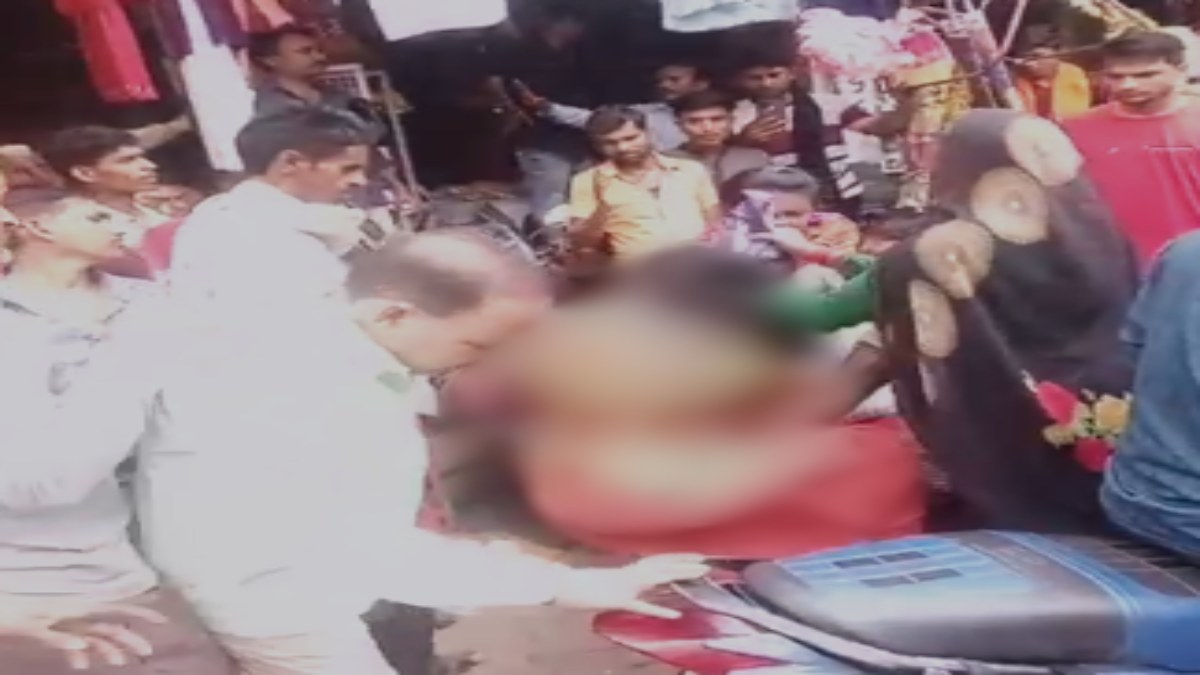 बीच बाजार महिला की पिटाई: मां-बेटी ने किया अर्धनग्न, लोग बने रहे तमाशबीन, पुलिस ने दिखाई संवेदनशीलता 