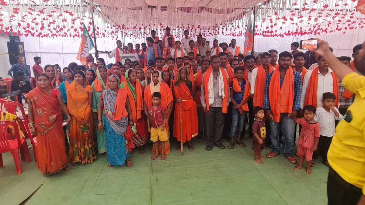 CG कांग्रेस को तीसरा झटका ! बड़ी संख्या में कांग्रेसियों ने छोड़ा ‘हाथ’ का साथ, BJP विधायक ने दिलाई सदस्यता, अबतक 1227 लोग भाजपा में शामिल