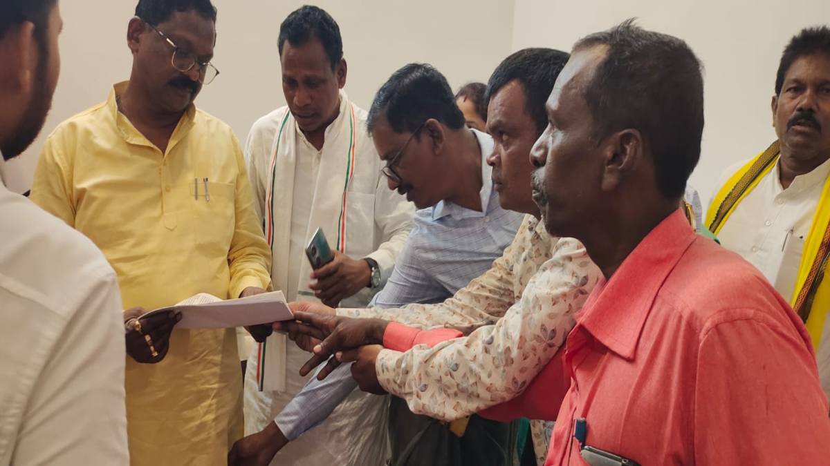 मंत्री जी करोड़ों का भुगतान अटका: अमरजीत से सरपंचों ने सुनाई पीड़ा, कहा- दुकानदार नहीं दे रहे उधार मटेरियल, नगद वाले काम किसी और के पास, कहां जाएं और कैसे करें विकास ?