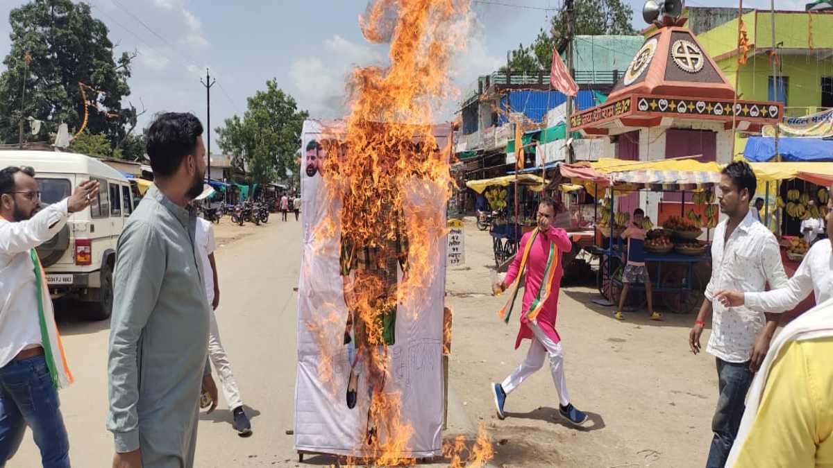 BJP सांसद का पुतला दहन: महिला कांग्रेस ने फूंका बृजभूषण शरण का रावण रूपी पुतला, कहा- भाजपा सरकार में देश के भीतर बेटियां सुरक्षित नहीं