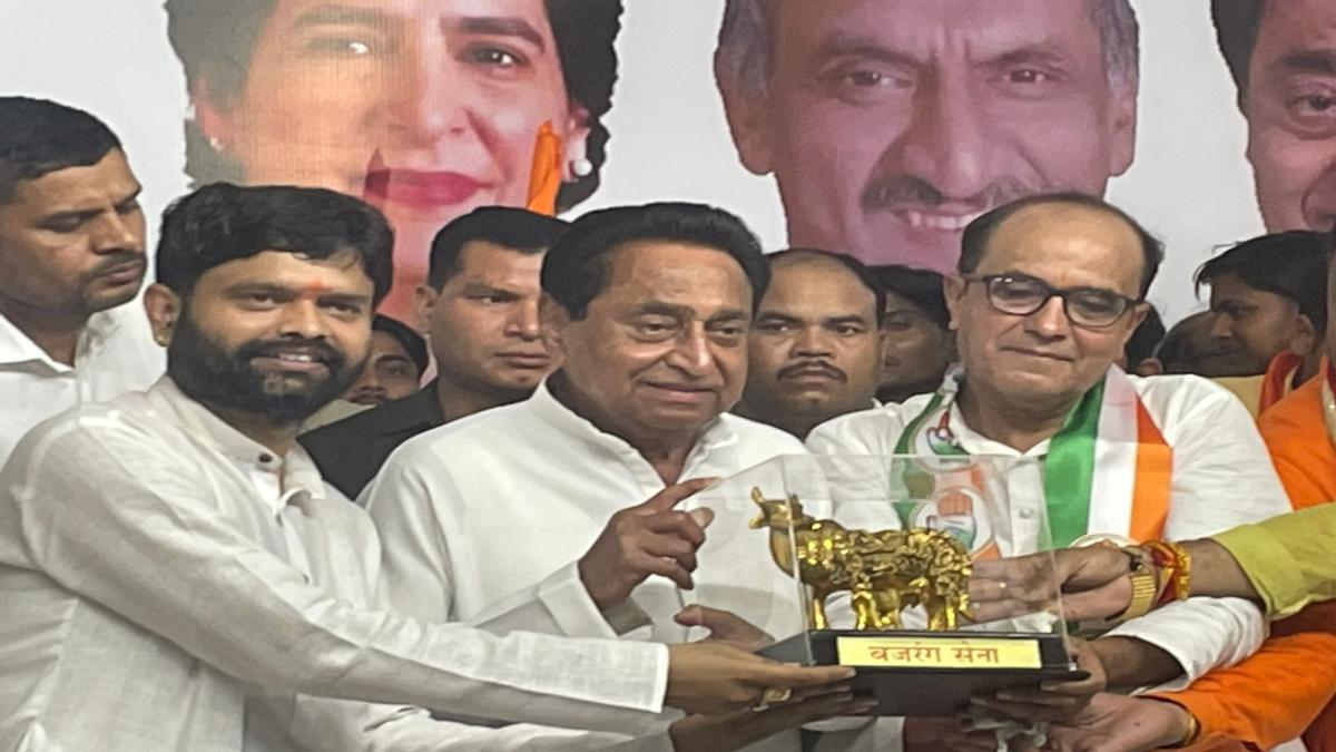 MP की सियासतः बजरंग सेना के राष्ट्रीय संयोजक कांग्रेस में शामिल, रघुनंदन शर्मा ने कमलनाथ को भेंट किया गदा