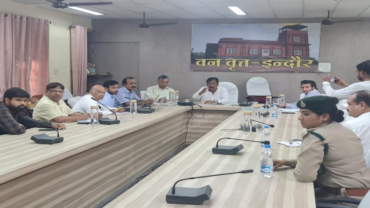 इंदौर में टाइगर के मूवमेंट पर वन मंत्री विजय शाह बोले- टाइगर कोई शहर का बदमाश नहीं है, जो उसके घर छापा मार दें, पकड़ लो घेर लो बंद कर लो, कहीं भाग ना पाए
