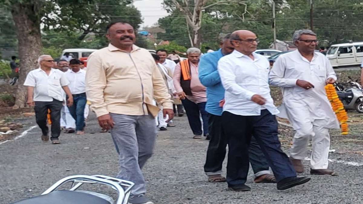 ‘भाई साहब’ के इंतजार में सूख गए फूल! VD शर्मा ने अचानक बदला जिला महामंत्री के घर जाने का प्लान, धरी की धरी रह गई सारी तैयारियां, कार्यकर्ता भी मायूस होकर लौटे अपने घर