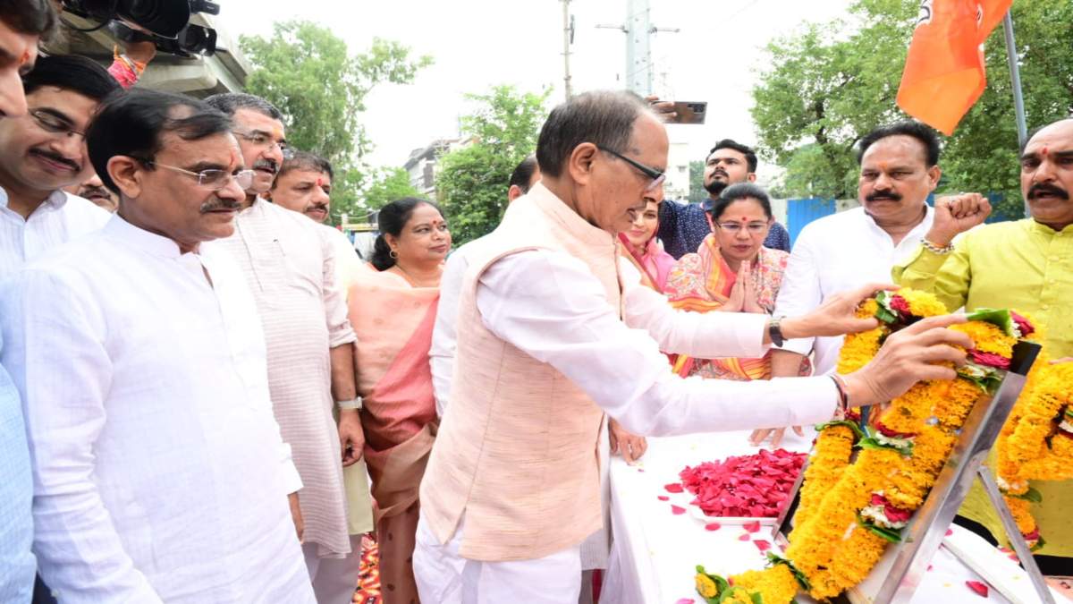 डॉ. श्यामा प्रसाद मुखर्जी की पुण्यतिथि: CM शिवराज, VD शर्मा और मंत्री सिलावट ने दी श्रद्धांजलि, BJP बूथ स्तर पर मना रही बलिदान दिवस, सीएम बोले- उनके सपनों को  किया जा रहा पूरा