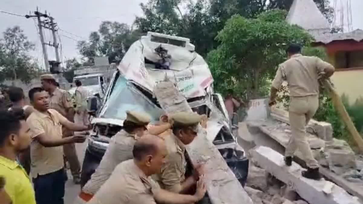 Farrukhabad News: मलबे में दबकर मां-बेटी मौत, बहन घायल