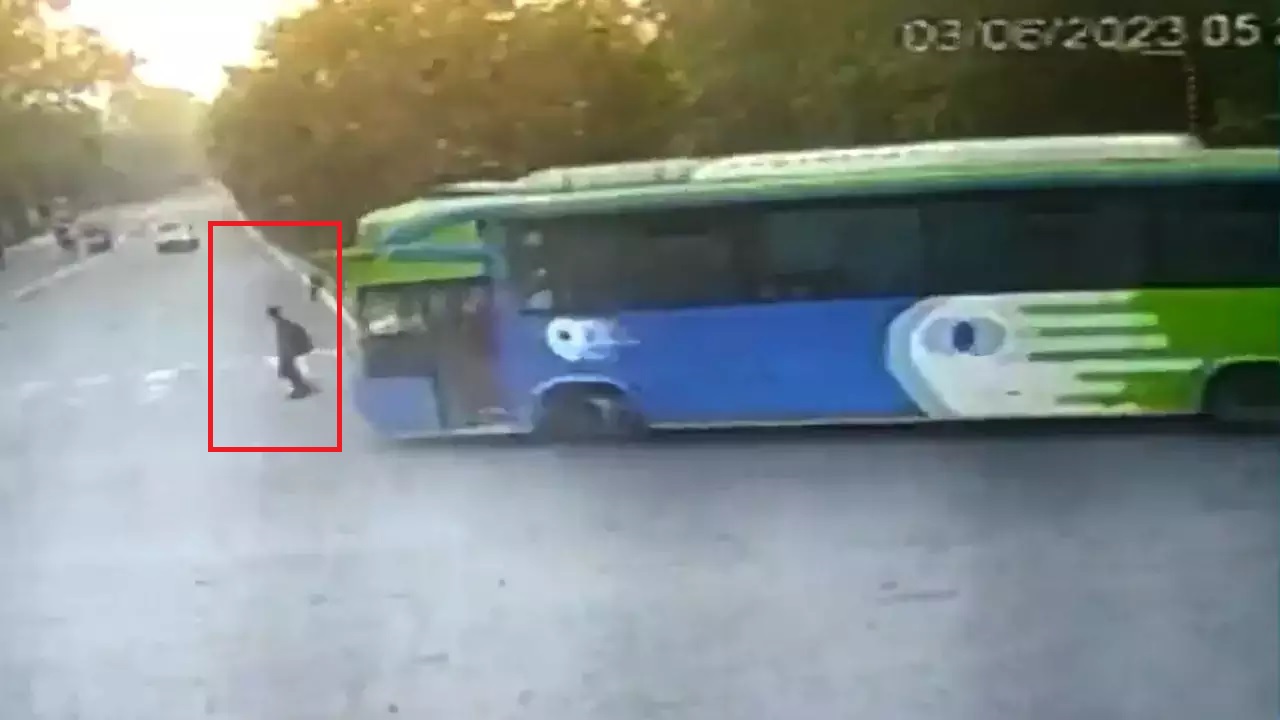 Delhi News: डिलीवरी ब्वॉय को कुचलकर भागा बस चालक
