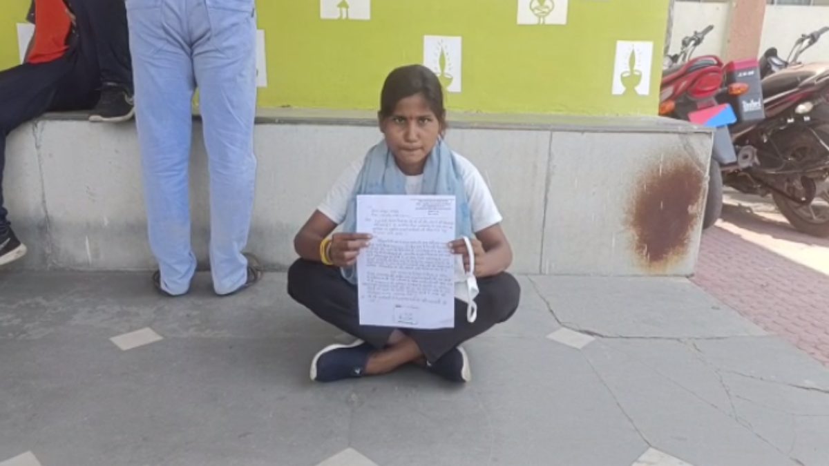 CG NEWS: मरीज को दिया गया एक्सपायरी दवा, कार्रवाई को लेकर आमरण अनशन पर बैठी महिला, विधायक ने भी दिया समर्थन