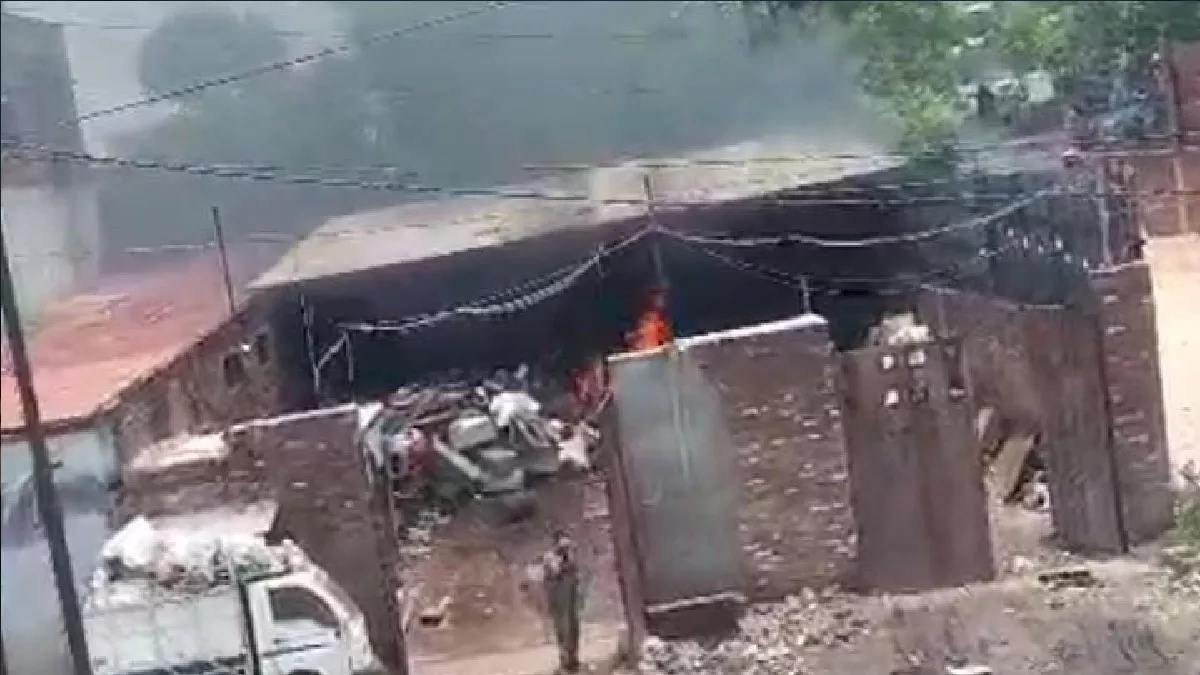 कानपुर में कबाड़ के गोदाम में धमाके के साथ लगी आग, 9 झुलसे