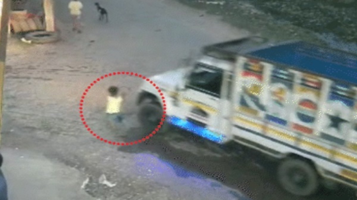दिल दहला देने वाला Video : तेज रफ्तार पिकअप ने 6 साल के मासूम को रौंदा, हुई मौत, ड्राइवर गाड़ी छोड़कर फरार