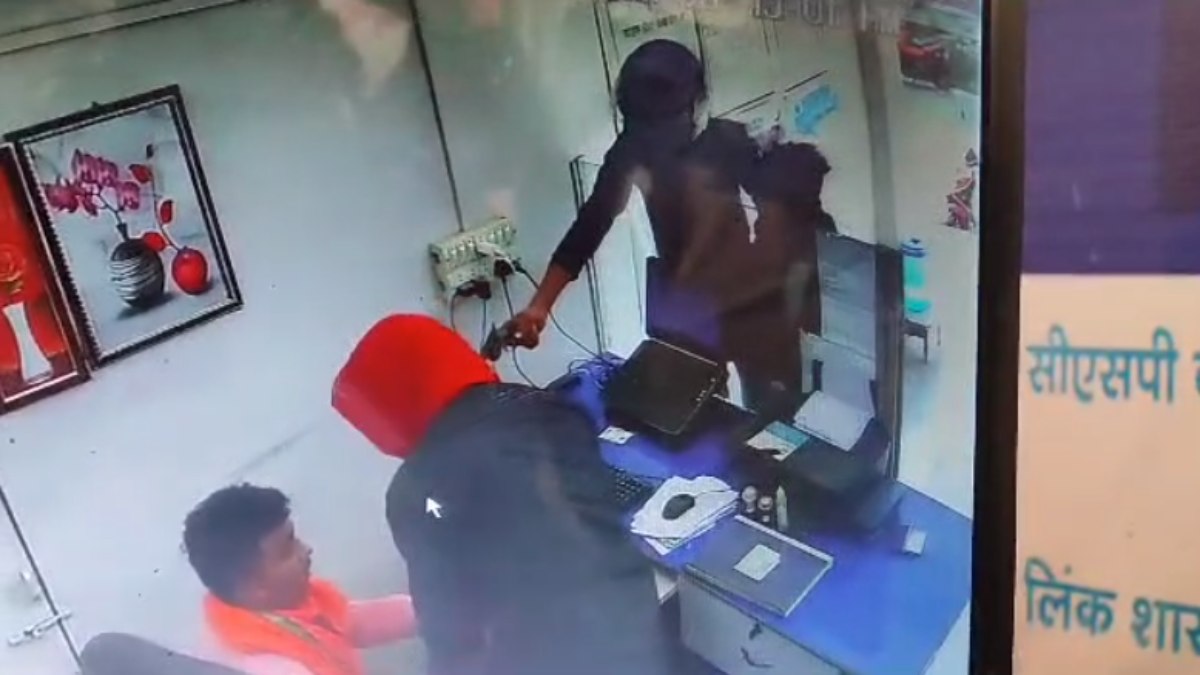 असलहा दिखाकर बैंक में तीन बदमाशों ने की एक लाख की लूट, पूरी वारदात CCTV में कैद, जांच में जुटी पुलिस