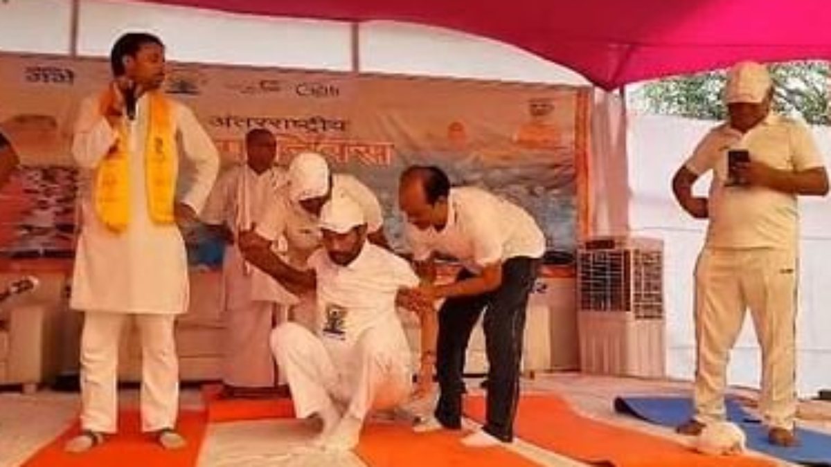 केंद्रीय मंत्री कर रहे थे योग, अचानक बिगड़ी तबीयत, मचा हड़कंप