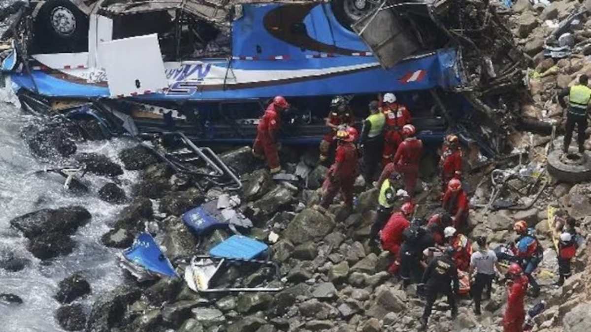 सड़क पर दौड़ी ‘मौत’ की गाड़ी: बस हादसे में 25 लोगों की मौत, बच्चे समेत 12 महिलाएं भी शामिल, मची चीख पुकार