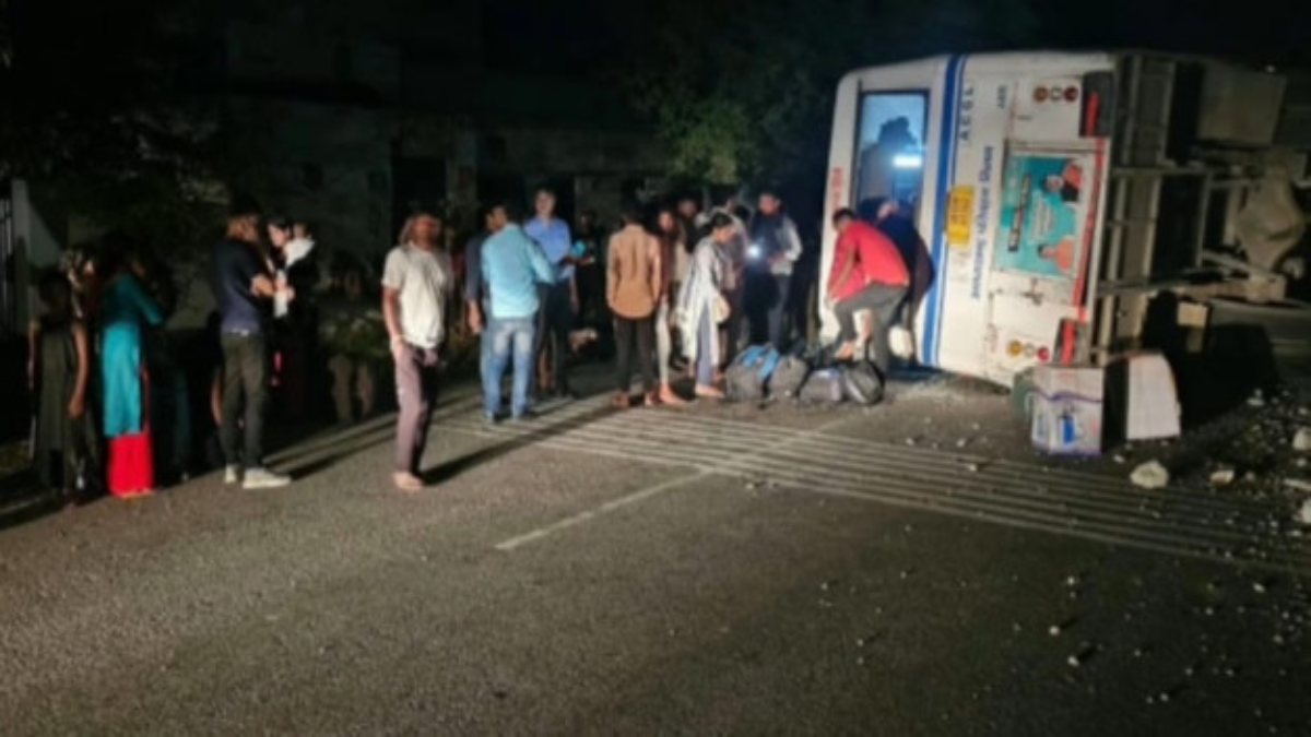 Road Accident : डिवाइडर से टकराकर पलटी बस, 12 यात्री घायल, मची चीख-पुकार