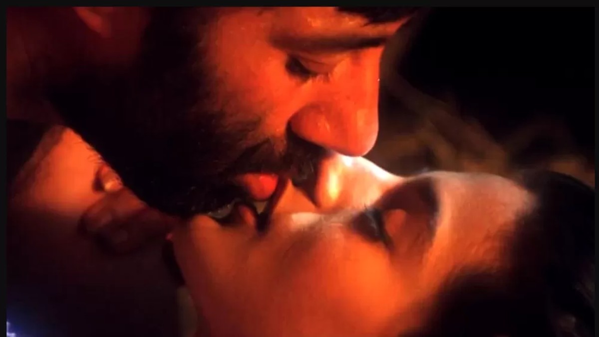 KISS पर मचा बवाल: Sunny Deol ने Ameesha Patel को कर दिया किस, अब होगी कानूनी कार्रवाई !