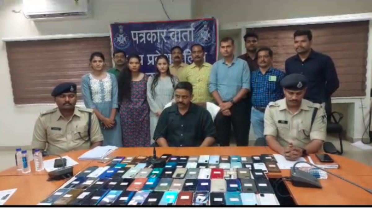 गुम हुए मोबाइल पाकर खिले लोगों के चेहरे: पुलिस ने अभियान चलाकर लौटाए 22 लाख कीमत के 104 मोबाइल