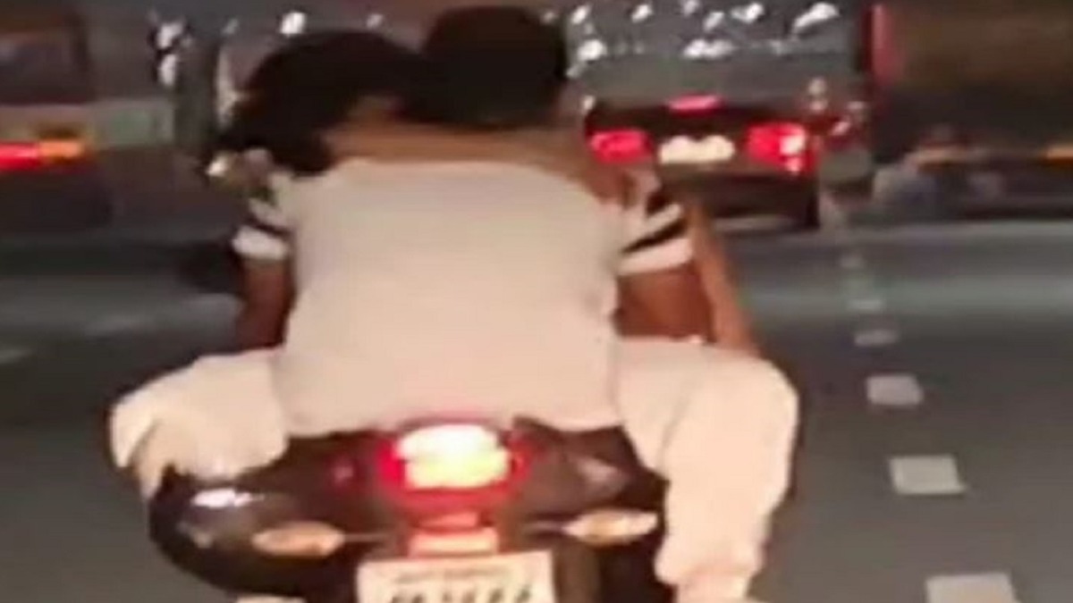 Bike पर रोमांस : चलती बाइक पर युवती को सामने बिठाकर युवक ने किया Kiss, सोशल मीडिया पर Video वायरल