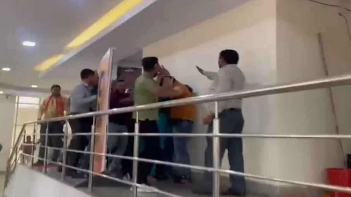 BJP का ‘मेरा बूथ सबसे मजबूत’ कार्यक्रम में बवाल, भाजपा कार्यकर्ताओं में गुत्थम-गुत्था, जमकर चले लात-घूंसे, देखें Video