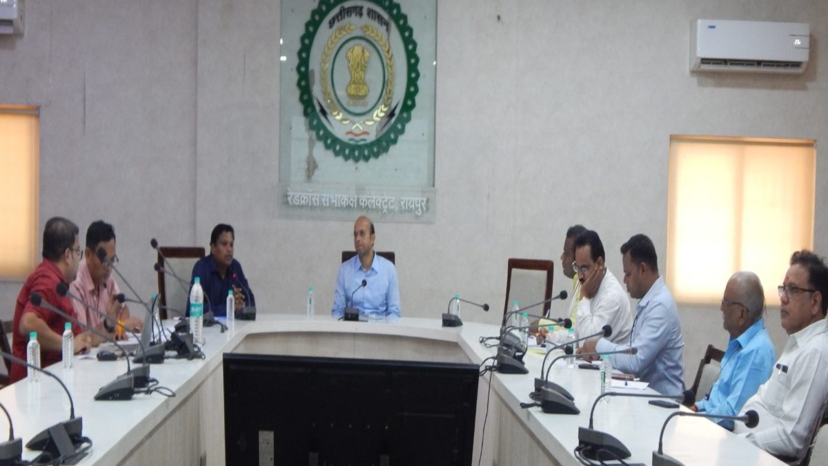 CG में विधानसभा चुनाव की तैयारियां हुई तेज, जिला प्रशासन ने राजनीतिक दलों के प्रतिनिधियों की ली बैठक