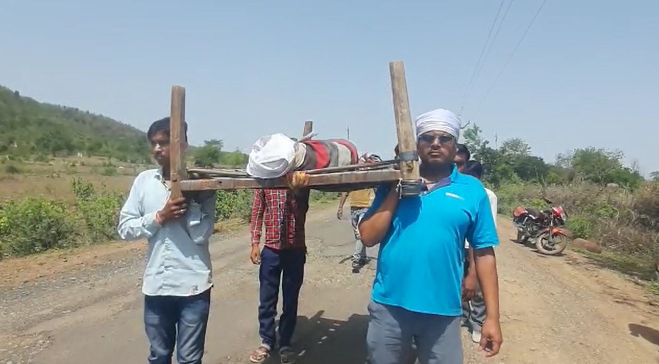 मानवता शर्मसारः एंबुलेंस नहीं मिलने से शव को चारपाई पर लिटाकर घर ले गए परिजन
