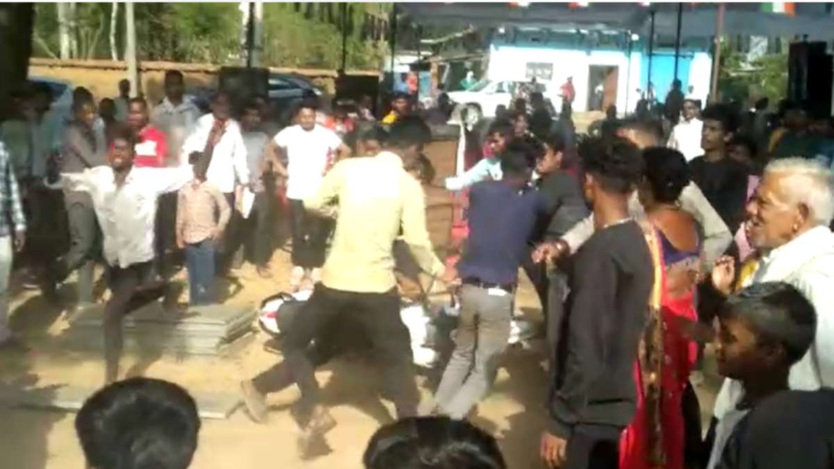 CG NEWS: दुश्मनों की तरह आपस में भिड़े कांग्रेसी कार्यकर्ता, जमकर बरसाए लात-घूंसे, देखें VIDEO…