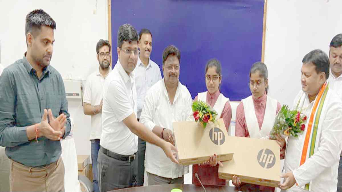 बोर्ड परीक्षा के 13 टॉपर्स छात्रों का सम्मान: विधायक मिंज और भगत ने कहा – शिक्षा के क्षेत्र में बढ़ा जशपुर जिले का नाम, कलेक्टर ने बताए सफलता के सूत्र