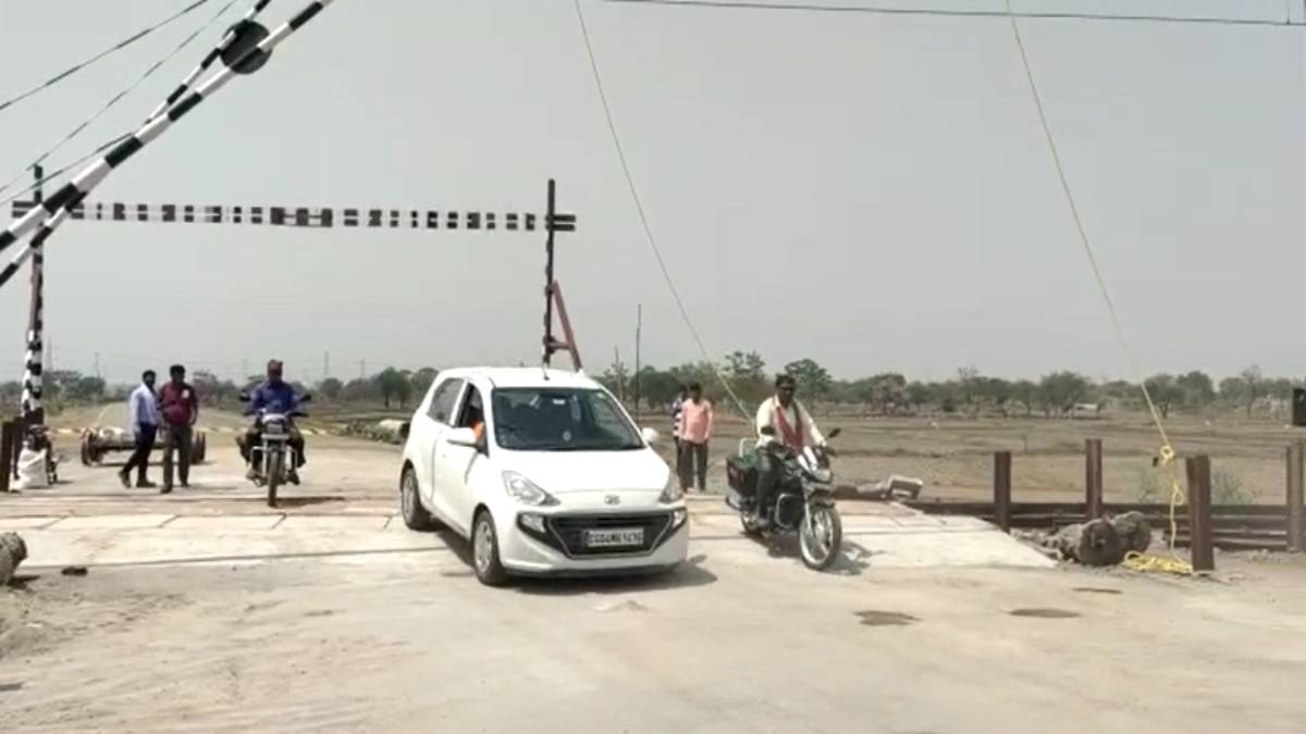 CG NEWS: अंबुजा सीमेंट की मनमानी पर कलेक्टर का चला हंटर, अल्टीमेटम के बाद बाईपास रोड की शुरुआत,  यातायात समस्या से मिलेगी निजात