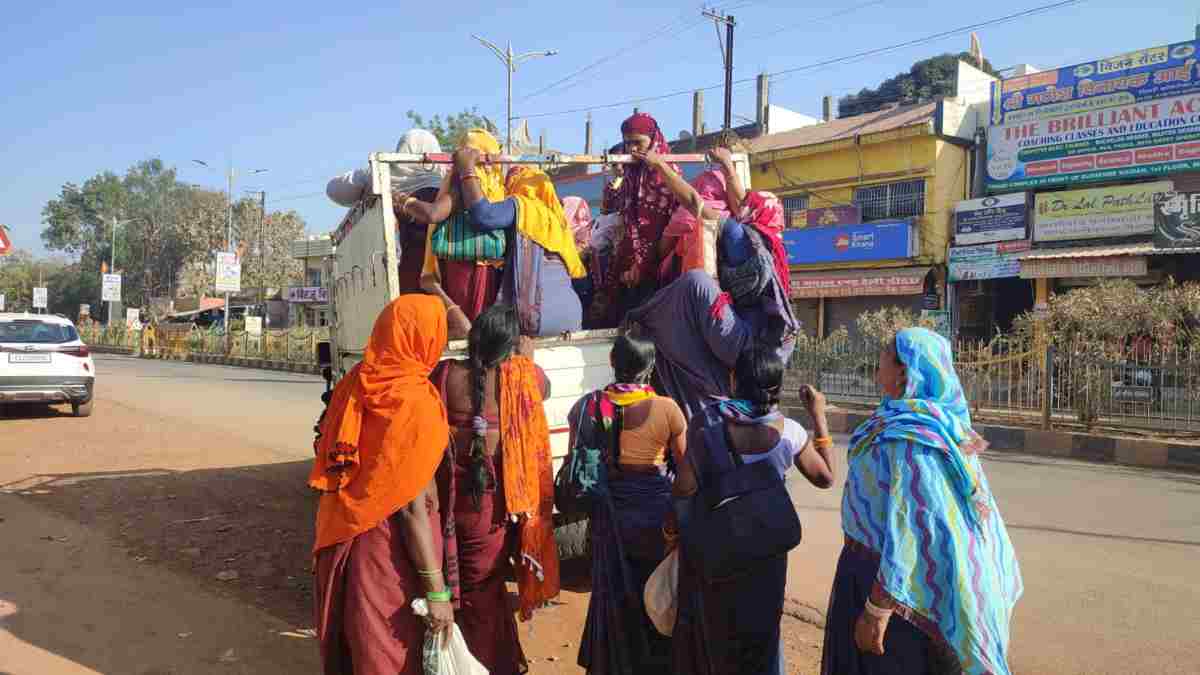 3 माह में मालवाहक वाहन ने ली 25 लोगों की जान : मालवाहक वाहनों मे सवारी ढोना पड़ेगा भारी, दो वाहन चालकों का लाइसेंस निरस्त