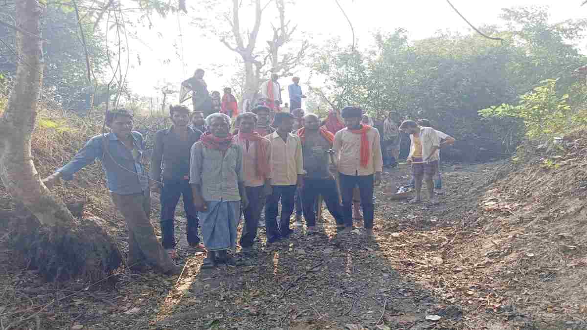 रोजगार गारंटी योजना में लापरवाही : कार्यस्थल पर ग्रामीणों ने किया हंगामा, कहा – नहीं मिल रही निर्धारित राशि, मनरेगा काम का बहिष्कार करने की दी चेतावनी