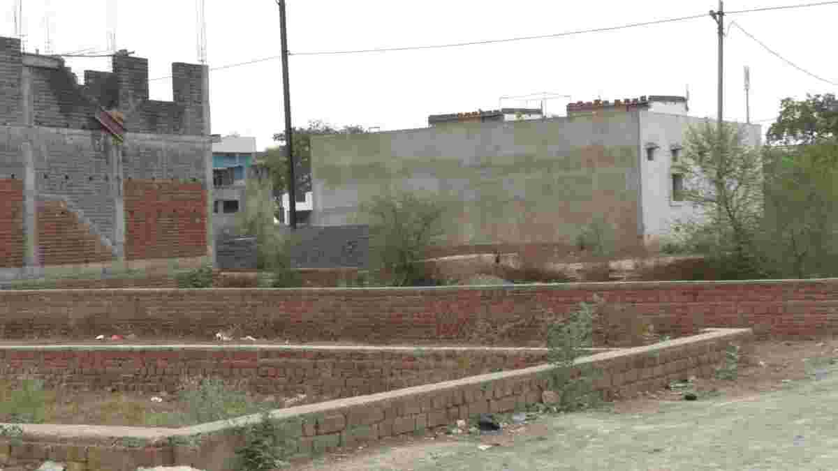 अवैध प्लाटिंग पर धड़ल्ले से बन रहे मकान : कांग्रेसी नेता की धौंस के आगे फीकी पड़ी कार्यवाही, न अवैध प्लाटिंग करने वालों की सूची में नाम न कोई कार्यवाही