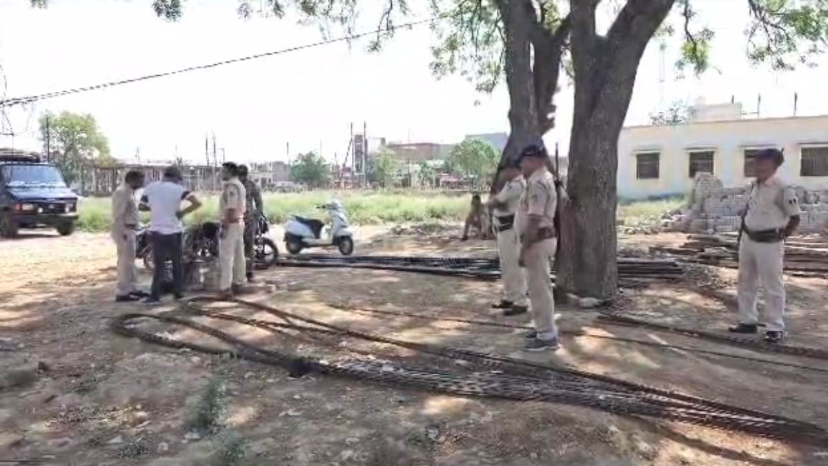 MP में सरकारी निर्माण कार्य में अवैध रेत का उपयोग !  वन विभाग की टीम ने मारा छापा, सैंपल लेकर जांच में जुटी