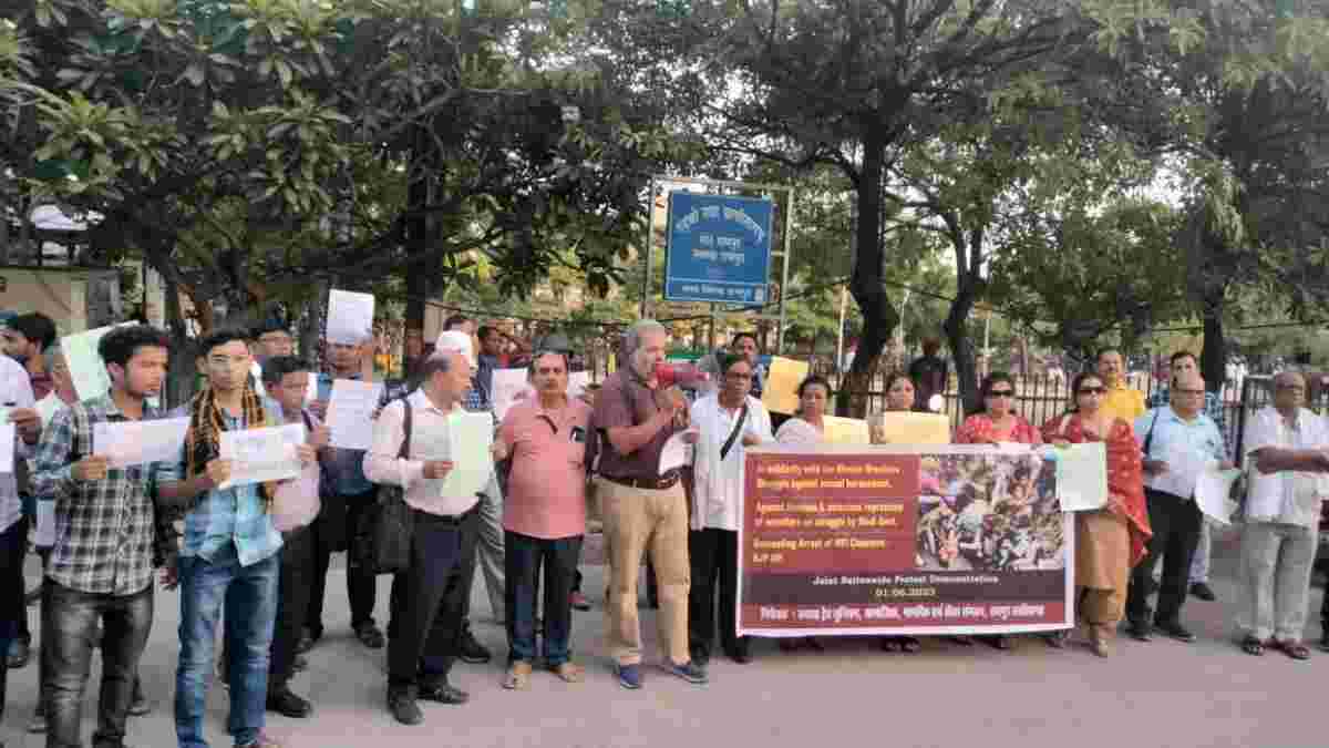 बृजभूषण की गिरफ्तारी की मांग : ट्रेड यूनियन, खिलाड़ी संगठन और नागरिकों ने किया प्रदर्शन, कहा – देश की अभिमान महिला पहलवानों के साथ मोदी सरकार का बर्ताव शर्मनाक