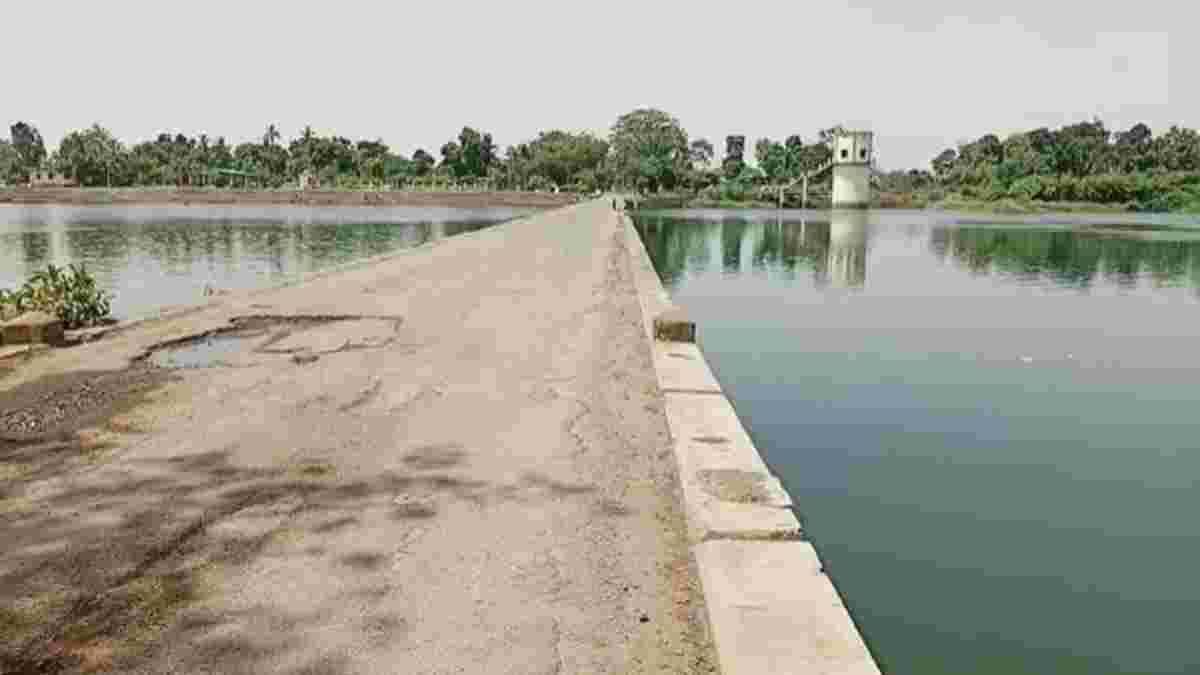 CG में पानी की बर्बादी : मोबाइल, मछली के बाद अब रेत के लिए तस्करों ने बहा दिया लाखों लीटर पानी, एनीकट के 5 गेट खोलते तक कर्मचारियों को भनक तक नहीं लगी