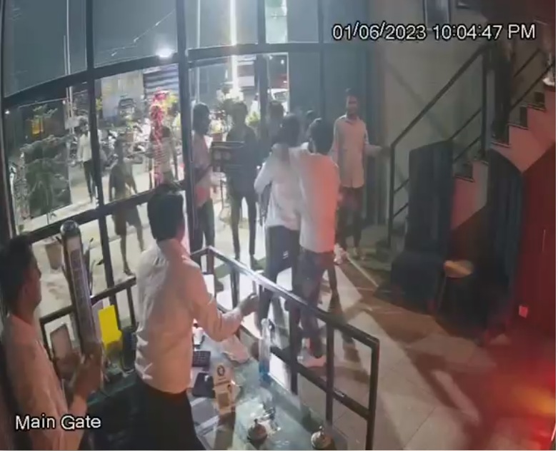 बार में चाकूबाजीः सिंगर ने फरमाइश पर गाना नहीं गाया, नामी बदमाश ने कर्मचारी को मारा चाकू, FIR