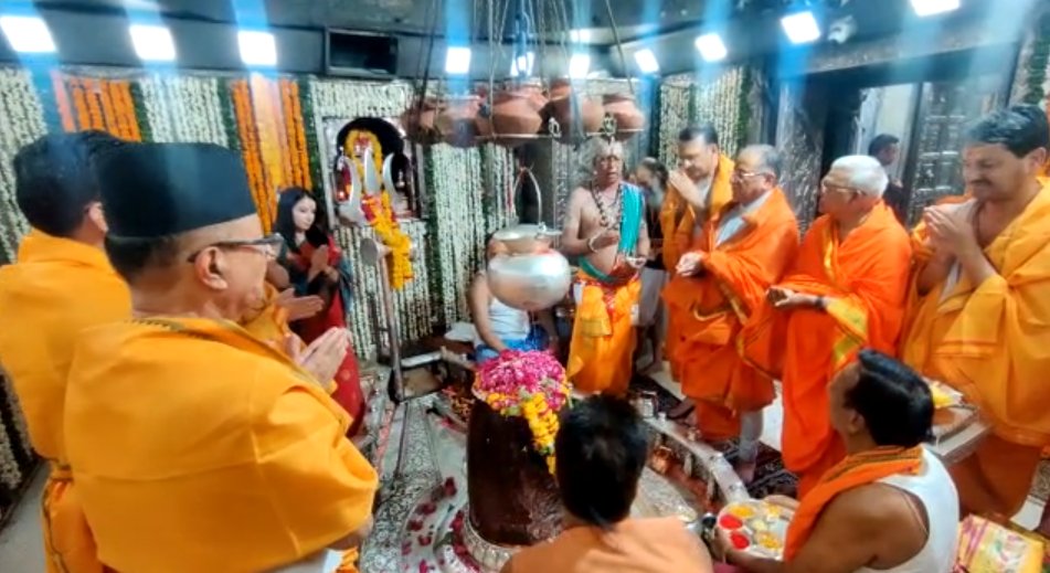 नेपाल के प्रधानमंत्री पुष्प कमल ने बेटी के साथ किए महाकाल के दर्शनः नेपाल से लाए 100 रुद्राक्ष बाबा को किए अर्पण