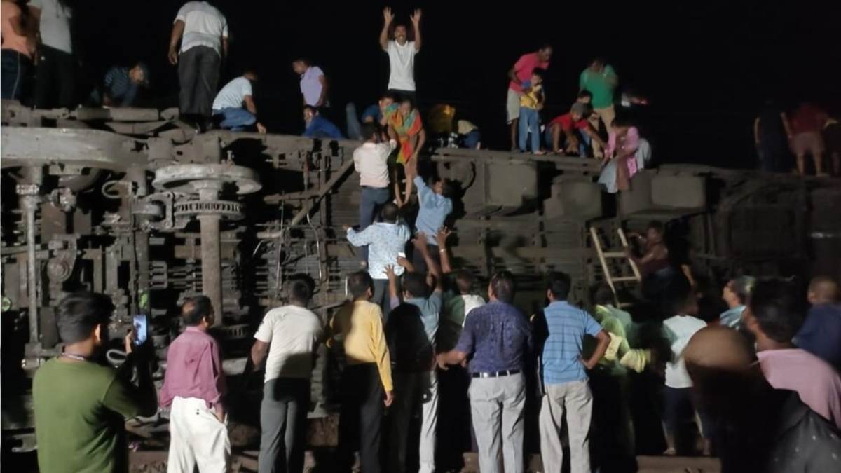 BIG BREAKING: ओडिशा में बड़ा ट्रेन हादसा, कोरोमंडल पटरी से उतरी