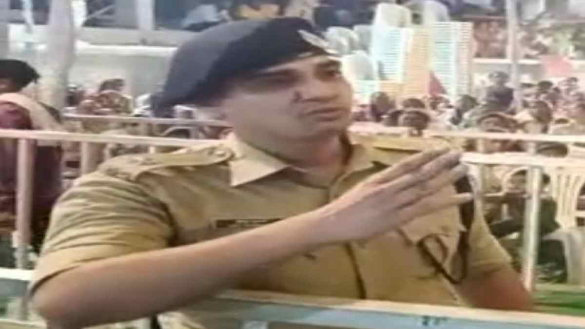 ट्रेनी IPS की दादागिरी : IPS उदित कुमार ने मीडियाकर्मियों के साथ की बदसलूकी, राज्य अलंकरण से सम्मानित पत्रकार वैभव पांडेय को तमाचा मारने की दी धमकी, देखें VIDEO…