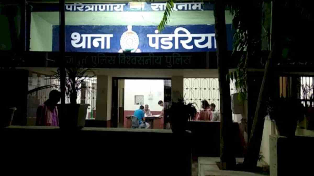 CG में पुलिसकर्मियों ने युवक को बेरहमी से पीटा : बकरी चोरी के आरोप में घर से युवक को उठाया और थाने ले जाकर डंडे और पट्टे से की पिटाई, पीड़ित ने SP से लगाई न्याय की गुहार