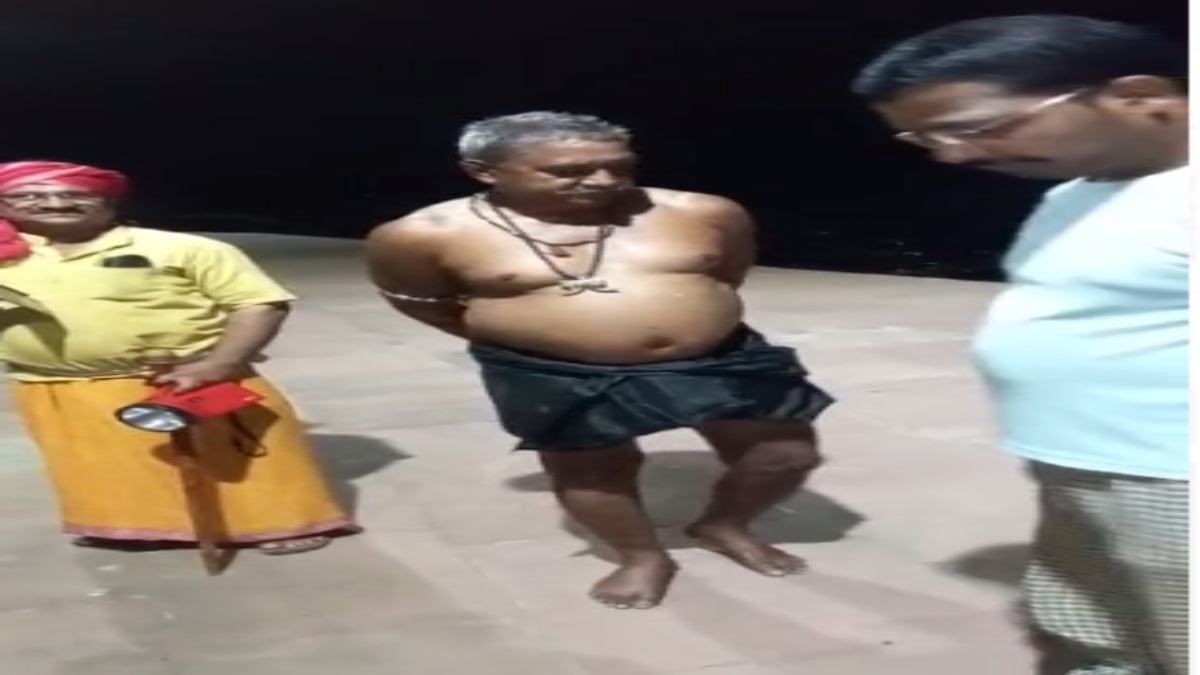 इंसान है या शैतानः रात के अंधेरे में चित्रकूट से अस्थियां चुराते पिता-पुत्र को रंगेहाथों पकड़ा, दोनों यूपी पुलिस के हवाले