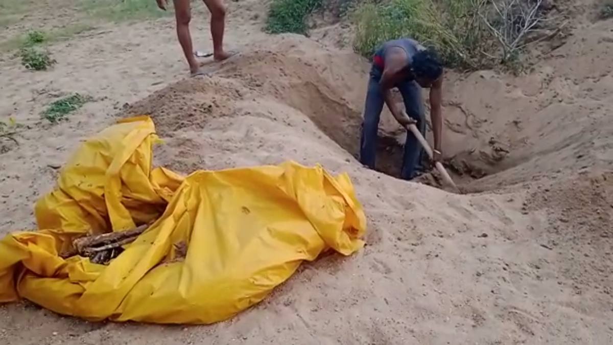 एमपी में नदी किनारे दबे मानव कंकाल की गुत्थी सुलझी: करंट लगने से युवक की हुई थी मौत, डर के मारे दोस्तों ने रेत में छुपाया, तीन गिरफ्तार