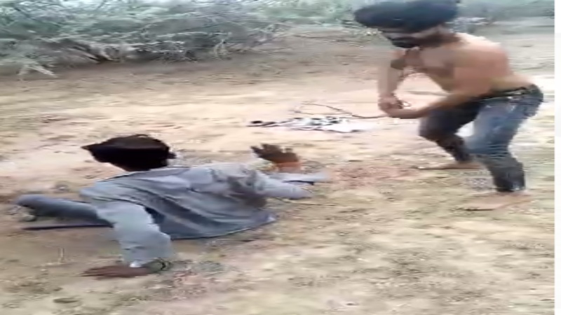 गुंडई की पराकाष्ठाः युवक से आधे घंटे तक की जमकर मारपीट, पिटाई का वीडियो वायरल, पुलिस ने नहीं लिखी रिपोर्ट