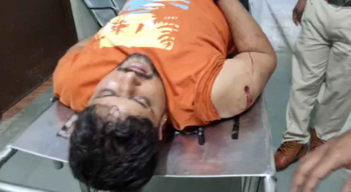 कार चालक को मारी गोलीः कंधे में गोली लगने से कार अनियंत्रित होकर पेड़ से टकराई, वारदात के बाद बाइक सवार तीनों बदमाश फरार
