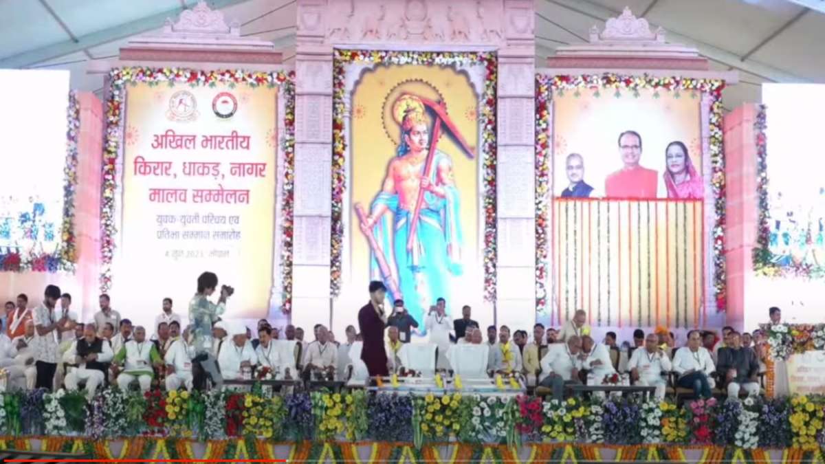 किरार, धाकड़ समाज का सम्मलेनः सीएम शिवराज बोले- भरोसा नहीं होता हमारे समाज में है इतनी प्रतिभा, अध्यक्ष साधना सिंह को भेंट किए चांदी के मुकुट और गदा